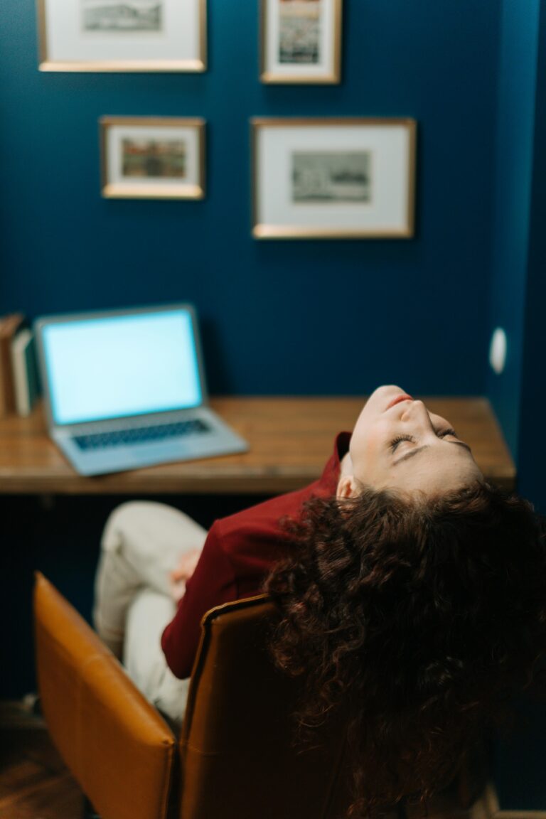Personne qui s'etire au bureau devant un ordinateur